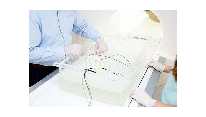 How do we identify the worst-case device for RF heating during MRI?